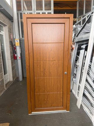 Puerta de entrada principal PVC color madera.