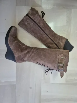 Stivali in camoscio con tacco zeppa