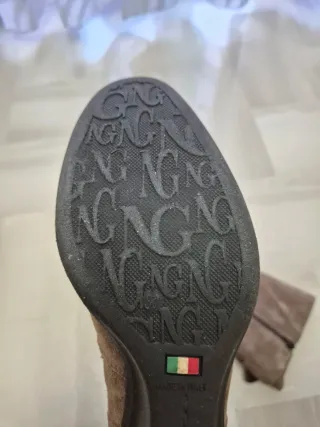 Stivali in camoscio con tacco zeppa