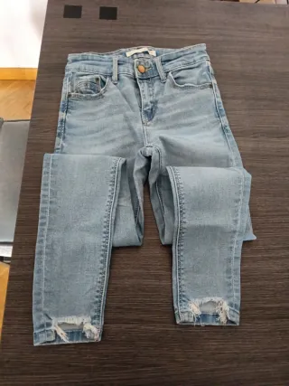 Pantalón vaquero Stradivarius y H&M 1 3€:los 2 5€