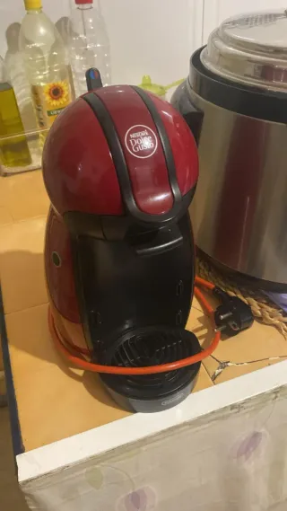 Cafetera Nescafé Dolce Gusto Roja muy pocos usos