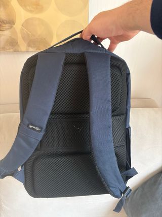 Mochila IE University Azul Oscuro.