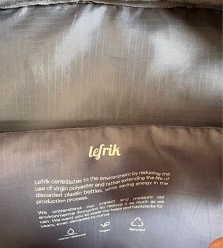 Mochila IE University Azul Oscuro.