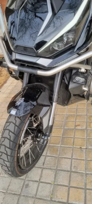 Moto Adventure Negra. Zontes 368G de junio 2025.