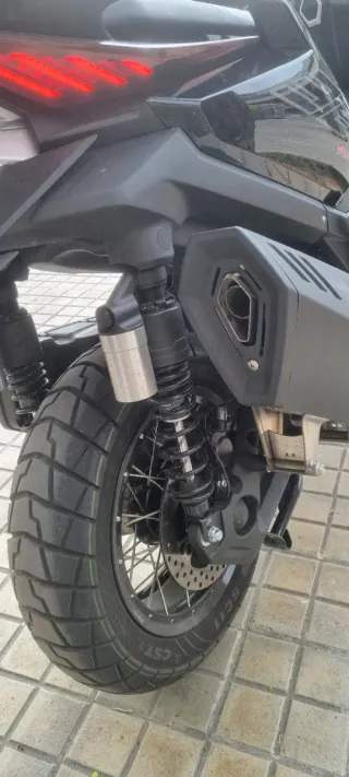 Moto Adventure Negra. Zontes 368G de junio 2025.