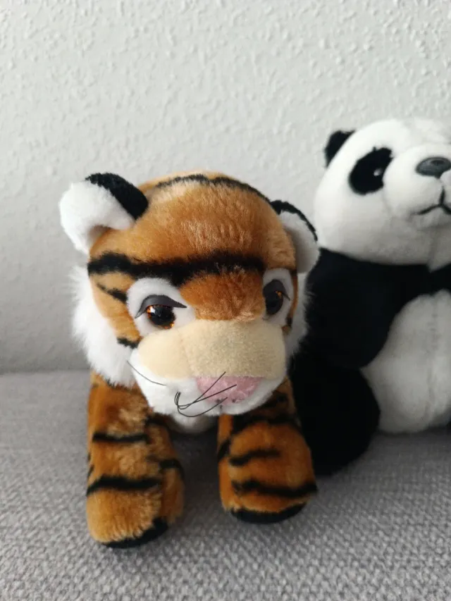 2 Peluches: Tigre y Panda