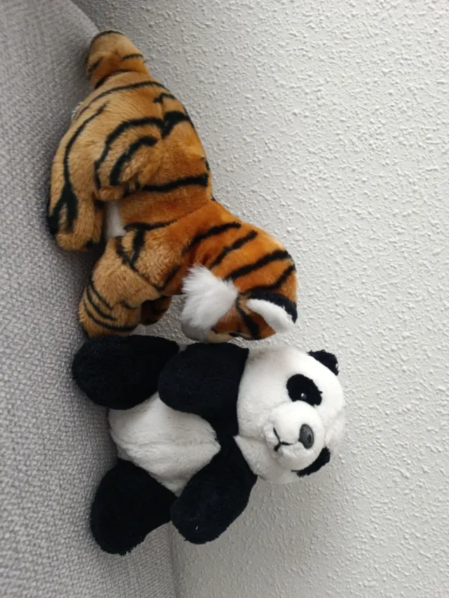 2 Peluches: Tigre y Panda
