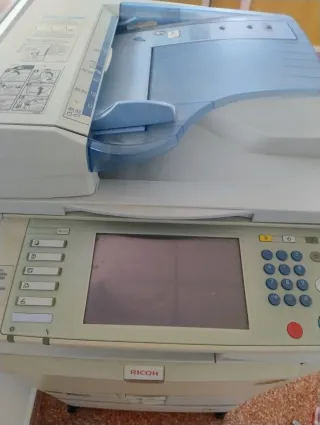 Impresora Multifunción Beige y Blanca