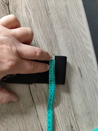 Cinturón elástico negro con adorno