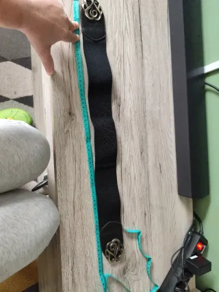 Cinturón elástico negro con adorno