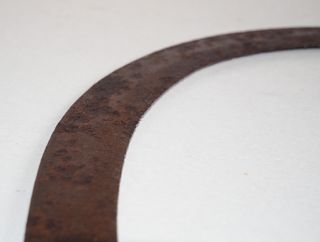 Hoz antigua de metal