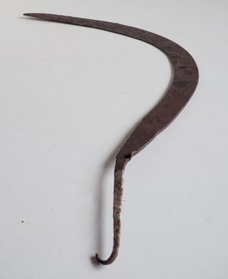 Hoz antigua de metal