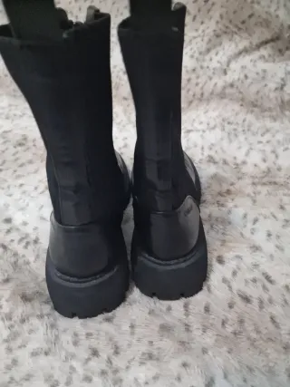 Botas negras con cremallera