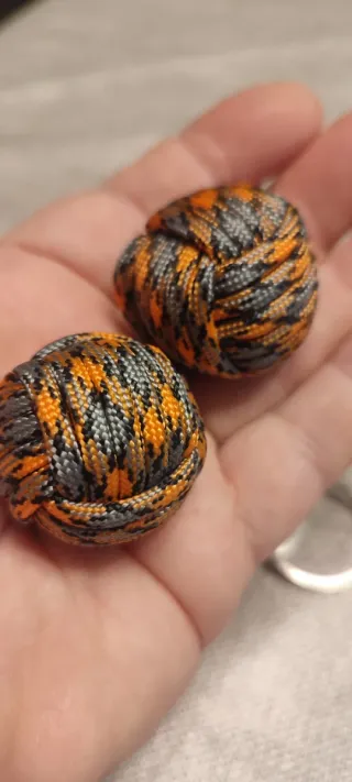 Portachiavi con sfere fatti a mano