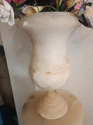 Lámpara de mármol con flores