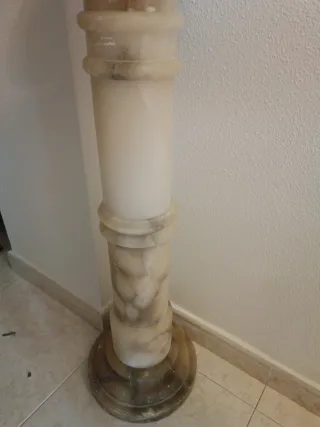 Lámpara de mármol con flores