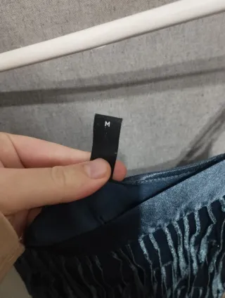 Vestido con flecos turquesa oscuro. Da talla 40-42