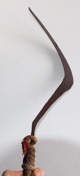 Hoz antigua de metal