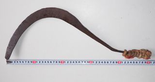 Hoz antigua de metal