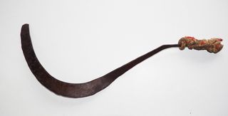 Hoz antigua de metal