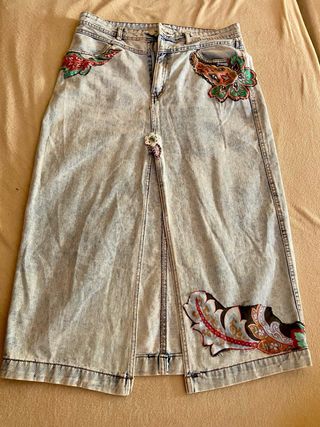 Falda vaquera larga hippie con parches