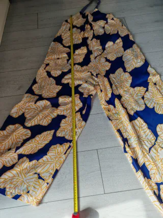 Tuta elegante blu e gialla