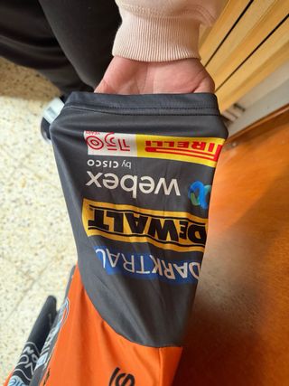 Camiseta McLaren naranja y gris