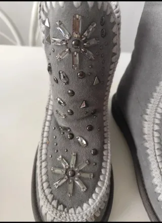 Botas UGG grises con adornos plateados