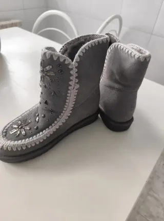 Botas UGG grises con adornos plateados
