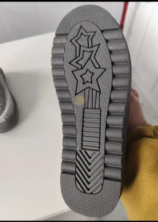 Botas UGG grises con adornos plateados