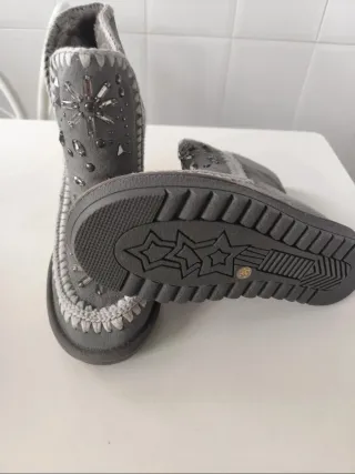 Botas UGG grises con adornos plateados