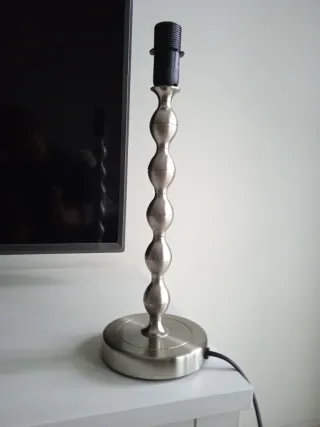 lámpara de mesa plateada