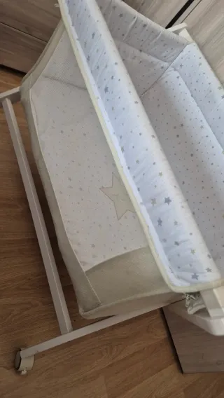 Minicuna con ruedas y estrellas