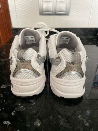 Zapatillas New Balance 530 Plata y Blanco