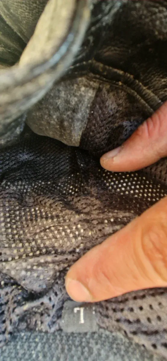 Mono de cuero negro y amarillo