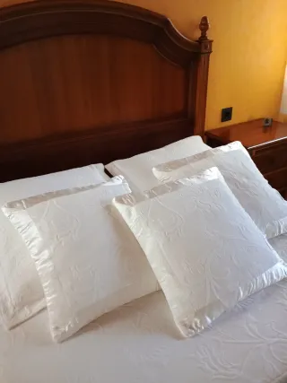 Mesita de noche de madera