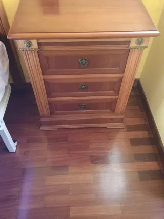 Mesita de noche de madera