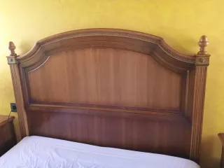 Mesita de noche de madera