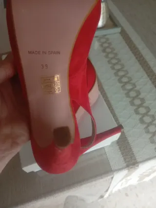 Zapatos de piel antelina, rojos, talla 39.