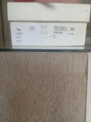 Zapatos de piel antelina, rojos, talla 39.