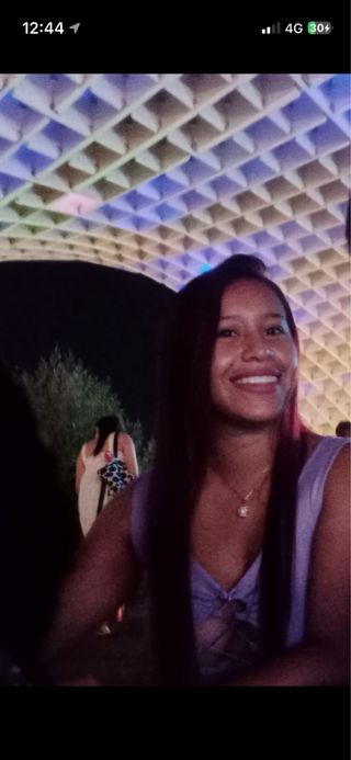 chica colombiana busca empleo