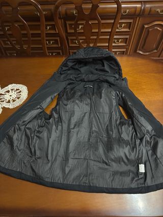 Chaleco negro con capucha