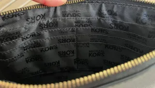 Clutch Michael Kors Negra con Tachuelas Doradas