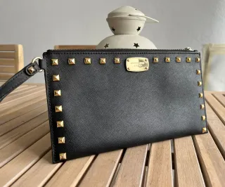Clutch Michael Kors Negra con Tachuelas Doradas