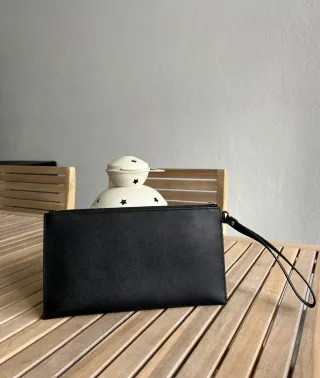 Clutch Michael Kors Negra con Tachuelas Doradas