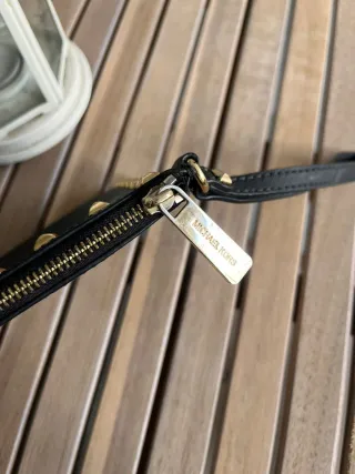 Clutch Michael Kors Negra con Tachuelas Doradas