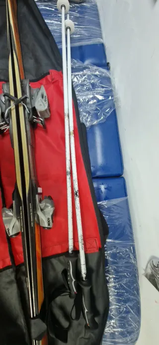 Esquís y bastones con bolsa