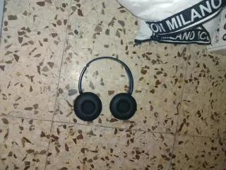 Auriculares negros diadema
