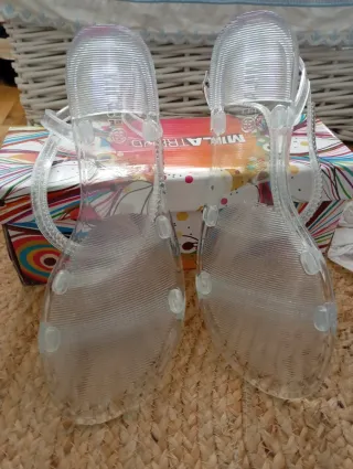 Sandalias transparentes Mila con pedrería