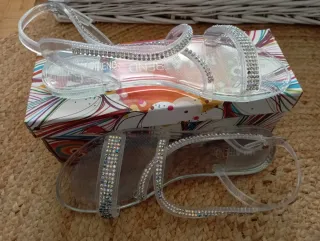 Sandalias transparentes Mila con pedrería